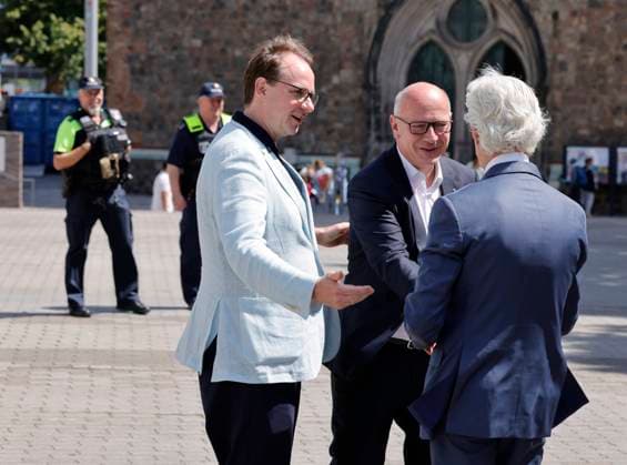 Deutschland, Berlin, Jean-François Decaux , Gesellschafter von Wall und Co-CEO von JCDecaux, Ute Bonde (CDU), Berliner Senatorin für Mobilität, Verkehr, Klimaschutz und Umwelt, Henrik Falk, Vorstandsvorsitzender der BVG, und Kai Wegner (CDU), Regierender Bürgermeister von Berlin, während der Eröffnung einer Test-Wartehalle von BVG und Wall *** Germany, Berlin: Jean François Decaux, partner at Wall & Co. and CEO of JCDecaux, Ute Bonde (CDU), Berlin Senator for Mobility, Transportation, Climate Protection, and the Environment; Henrik Falk, CEO of BVG; and Kai Wegner (CDU), Governing Mayor of Berlin, during the opening of a test bus shelter by BVG and Wall