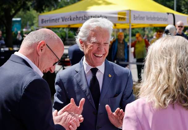 Deutschland, Berlin, Jean-François Decaux , Gesellschafter von Wall und Co-CEO von JCDecaux, Ute Bonde (CDU), Berliner Senatorin für Mobilität, Verkehr, Klimaschutz und Umwelt, Henrik Falk, Vorstandsvorsitzender der BVG, und Kai Wegner (CDU), Regierender Bürgermeister von Berlin, während der Eröffnung einer Test-Wartehalle von BVG und Wall *** Germany, Berlin: Jean François Decaux, partner at Wall & Co. and CEO of JCDecaux, Ute Bonde (CDU), Berlin Senator for Mobility, Transportation, Climate Protection, and the Environment; Henrik Falk, CEO of BVG; and Kai Wegner (CDU), Governing Mayor of Berlin, during the opening of a test bus shelter by BVG and Wall