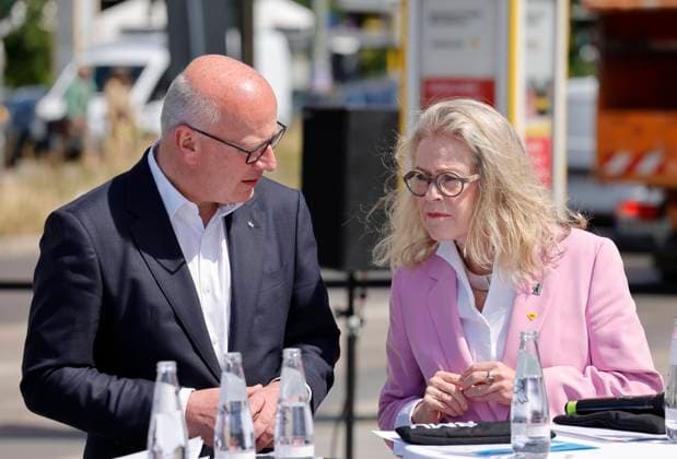 Ute Bonde, Kai Wegner , Deutschland, Berlin, Jean-François Decaux , Gesellschafter von Wall und Co-CEO von JCDecaux, Ute Bonde (CDU), Berliner Senatorin für Mobilität, Verkehr, Klimaschutz und Umwelt, Henrik Falk, Vorstandsvorsitzender der BVG, und Kai Wegner (CDU), Regierender Bürgermeister von Berlin, während der Eröffnung einer Test-Wartehalle von BVG und Wall *** Ute Bonde, Kai Wegner, Germany, Berlin, Jean François Decaux, partner at Wall & Co. and CEO of JCDecaux, Ute Bonde (CDU), Berlin Senator for Mobility, Transportation, Climate Protection, and the Environment; Henrik Falk, CEO of BVG; and Kai Wegner (CDU), Governing Mayor of Berlin, during the opening of a test bus shelter by BVG and Wall