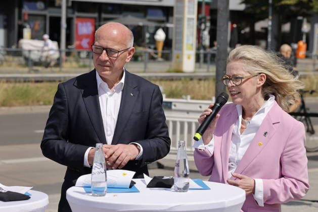 Ute Bonde, Kai Wegner , Deutschland, Berlin, Jean-François Decaux , Gesellschafter von Wall und Co-CEO von JCDecaux, Ute Bonde (CDU), Berliner Senatorin für Mobilität, Verkehr, Klimaschutz und Umwelt, Henrik Falk, Vorstandsvorsitzender der BVG, und Kai Wegner (CDU), Regierender Bürgermeister von Berlin, während der Eröffnung einer Test-Wartehalle von BVG und Wall *** Ute Bonde, Kai Wegner, Germany, Berlin, Jean François Decaux, partner at Wall & Co. and CEO of JCDecaux, Ute Bonde (CDU), Berlin Senator for Mobility, Transportation, Climate Protection, and the Environment; Henrik Falk, CEO of BVG; and Kai Wegner (CDU), Governing Mayor of Berlin, during the opening of a test bus shelter by BVG and Wall