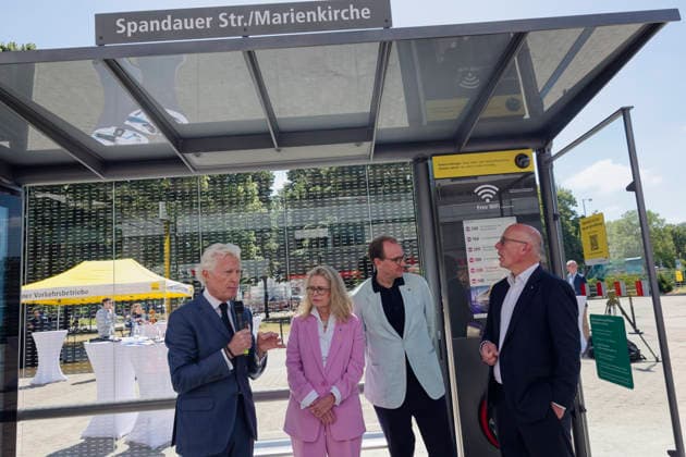 BVG und Wall testen digitale Wartehalle 2026-07-08 Deutschland, Berlin Die Berliner Verkehrsbetriebe BVG testen gemeinsam mit dem straßenmöbelhersteller Wall-JC Decaux eine neue Wartehalle, die über Direktkontakt zur Sicherheitsleitstelle, Solarpanele, digitale Fahrgastinfo, USB-Ladestation Defibrilator und eine digitalen Light-Screen verfügt. Im Bild v.l. Jean-Francois Decaux, Co-CEO JCDecaux, Berlins Verkehrssentorin Ute Bonde (CDU), Henrik Falk, Vorstandsvorsitzender der BVG, Kai Wegner (CDU), regierender Bürgermeister von Berlin. *** BVG and Wall Test Digital Bus Shelter July 8, 2026, Berlin, Germany: The Berlin Public Transport Authority (BVG), in collaboration with street furniture manufacturer Wall JC Decaux, is testing