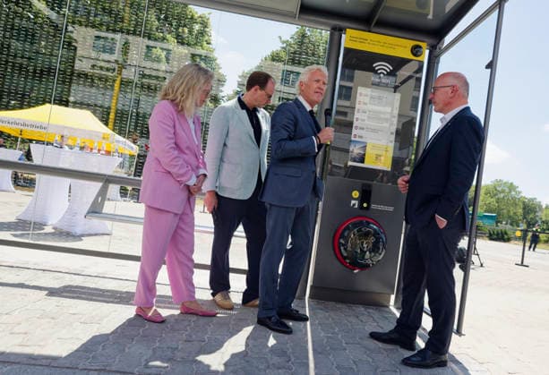 BVG und Wall testen digitale Wartehalle 2026-07-08 Deutschland, Berlin Die Berliner Verkehrsbetriebe BVG testen gemeinsam mit dem straßenmöbelhersteller Wall-JC Decaux eine neue Wartehalle, die über Direktkontakt zur Sicherheitsleitstelle, Solarpanele, digitale Fahrgastinfo, USB-Ladestation Defibrilator und eine digitalen Light-Screen verfügt. Im Bild *** BVG and Wall Test Digital Bus Shelter July 8, 2026, Germany, Berlin The Berlin Transport Authority (BVG), in collaboration with street furniture manufacturer Wall JC Decaux, is testing a new bus shelter equipped with direct contact to the security control center, solar panels, digital passenger information, a USB charging station, a defibrillator, and a digital light screen.