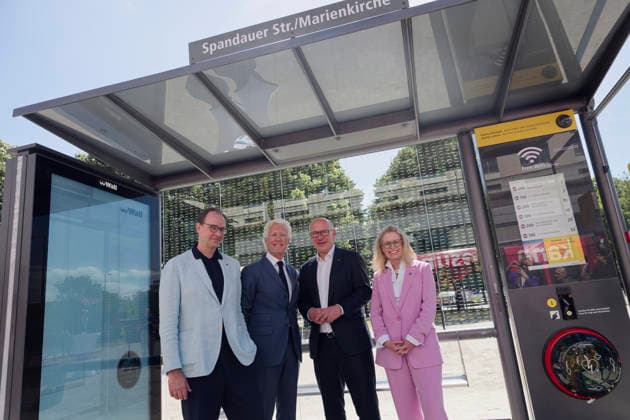 BVG und Wall testen digitale Wartehalle 2026-07-08 Deutschland, Berlin Die Berliner Verkehrsbetriebe BVG testen gemeinsam mit dem straßenmöbelhersteller Wall-JC Decaux eine neue Wartehalle, die über Direktkontakt zur Sicherheitsleitstelle, Solarpanele, digitale Fahrgastinfo, USB-Ladestation Defibrilator und eine digitalen Light-Screen verfügt. Im Bild v.l. Jean-Francois Decaux, Co-CEO JCDecaux, Berlins Verkehrssentorin Ute Bonde (CDU), Henrik Falk, Vorstandsvorsitzender der BVG, Kai Wegner (CDU), regierender Bürgermeister von Berlin. *** BVG and Wall Test Digital Bus Shelter July 8, 2026, Berlin, Germany: The Berlin Transport Authority (BVG), in collaboration with street furniture manufacturer Wall JC Decaux, is testing a new