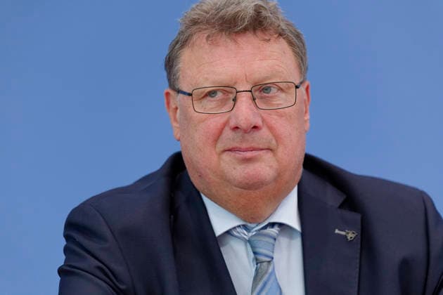 Bericht des Polizeibeauftragten vorgestellt 2026-07-08 Deutschland, Berlin Bundespressekonferenz: Der Polizeibeauftragte des Bundes beim Deutschen Bundestag, Uli Grötsch (SPD), stellt seinen dritten Tätigkeitsbericht vor. Im Bild Dr. Heinz-Willi Heynckes, Leitender Beamter beim Polizeibeauftragten des Bundes beim Deutschen Bundestag. *** Police Commissioner s Report Presented July 8, 2026, Germany, Berlin, Federal Press Conference: Uli Grötsch (SPD), the Federal Police Commissioner to the German Bundestag, presents his third annual report. Pictured: Dr. Heinz Willi Heynckes, Senior Official with the Federal Police Commissioner to the German Bundestag