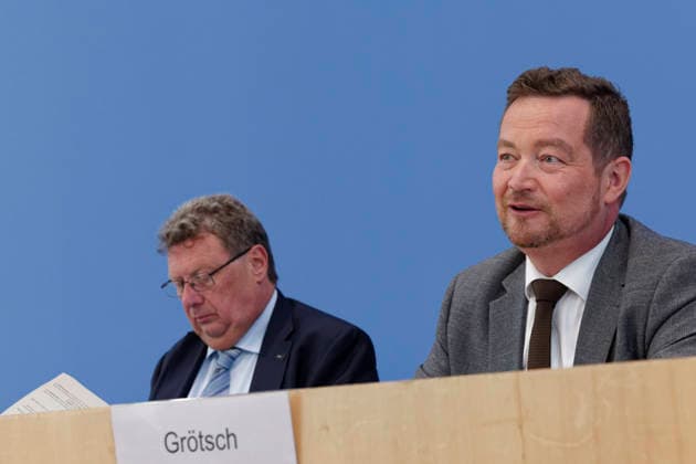 Bericht des Polizeibeauftragten vorgestellt 2026-07-08 Deutschland, Berlin Bundespressekonferenz: Der Polizeibeauftragte des Bundes beim Deutschen Bundestag, Uli Grötsch (SPD), stellt seinen dritten Tätigkeitsbericht vor. Neben Grötsch Dr. Heinz-Willi Heynckes, Leitender Beamter beim Polizeibeauftragten des Bundes beim Deutschen Bundestag. *** Police Commissioner s Report Presented July 8, 2026, Germany, Berlin, Federal Press Conference: Uli Grötsch (SPD), the Federal Police Commissioner to the German Bundestag, presents his third annual report. Alongside Grötsch is Dr. Heinz Willi Heynckes, Senior Official with the Federal Police Commissioner to the German Bundestag
