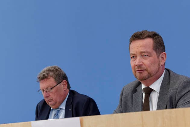 Bericht des Polizeibeauftragten vorgestellt 2026-07-08 Deutschland, Berlin Bundespressekonferenz: Der Polizeibeauftragte des Bundes beim Deutschen Bundestag, Uli Grötsch (SPD), stellt seinen dritten Tätigkeitsbericht vor. Neben Grötsch Dr. Heinz-Willi Heynckes, Leitender Beamter beim Polizeibeauftragten des Bundes beim Deutschen Bundestag. *** Police Commissioner s Report Presented July 8, 2026, Germany, Berlin, Federal Press Conference: Uli Grötsch (SPD), the Federal Police Commissioner to the German Bundestag, presents his third annual report. Alongside Grötsch is Dr. Heinz Willi Heynckes, Senior Official with the Federal Police Commissioner to the German Bundestag