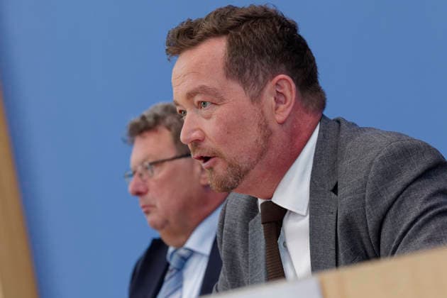 Bericht des Polizeibeauftragten vorgestellt 2026-07-08 Deutschland, Berlin Bundespressekonferenz: Der Polizeibeauftragte des Bundes beim Deutschen Bundestag, Uli Grötsch (SPD), stellt seinen dritten Tätigkeitsbericht vor. Neben Grötsch Dr. Heinz-Willi Heynckes, Leitender Beamter beim Polizeibeauftragten des Bundes beim Deutschen Bundestag. *** Police Commissioner s Report Presented July 8, 2026, Germany, Berlin, Federal Press Conference: Uli Grötsch (SPD), the Federal Police Commissioner to the German Bundestag, presents his third annual report. Alongside Grötsch is Dr. Heinz Willi Heynckes, Senior Official with the Federal Police Commissioner to the German Bundestag