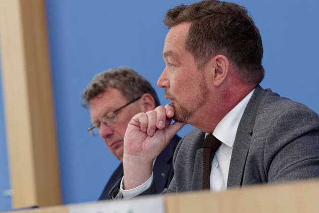 Bericht des Polizeibeauftragten vorgestellt 2026-07-08 Deutschland, Berlin Bundespressekonferenz: Der Polizeibeauftragte des Bundes beim Deutschen Bundestag, Uli Grötsch (SPD), stellt seinen dritten Tätigkeitsbericht vor. Neben Grötsch Dr. Heinz-Willi Heynckes, Leitender Beamter beim Polizeibeauftragten des Bundes beim Deutschen Bundestag. *** Police Commissioner s Report Presented July 8, 2026, Germany, Berlin, Federal Press Conference: Uli Grötsch (SPD), the Federal Police Commissioner to the German Bundestag, presents his third annual report. Alongside Grötsch is Dr. Heinz Willi Heynckes, Senior Official with the Federal Police Commissioner to the German Bundestag