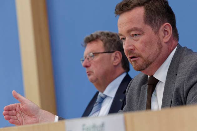 Bericht des Polizeibeauftragten vorgestellt 2026-07-08 Deutschland, Berlin Bundespressekonferenz: Der Polizeibeauftragte des Bundes beim Deutschen Bundestag, Uli Grötsch (SPD), stellt seinen dritten Tätigkeitsbericht vor. Neben Grötsch Dr. Heinz-Willi Heynckes, Leitender Beamter beim Polizeibeauftragten des Bundes beim Deutschen Bundestag. *** Police Commissioner s Report Presented July 8, 2026, Germany, Berlin, Federal Press Conference: Uli Grötsch (SPD), the Federal Police Commissioner to the German Bundestag, presents his third annual report. Alongside Grötsch is Dr. Heinz Willi Heynckes, Senior Official with the Federal Police Commissioner to the German Bundestag