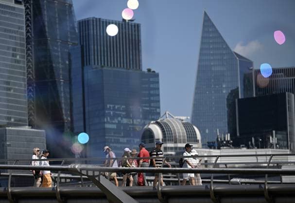 New heatwave hits United Kingdom LONDON, UNITED KINGDOM - JULY 8: People try to cope with the scorching heat by drinking plenty of water, using umbrellas and handheld fans as a new heatwave is expected to push temperatures above 30 degrees Celsius, in London, United Kingdom, on July 8, 2026. Authorities have warned of potential health risks caused by the hot weather. Rasid Necati Aslim Anadolu London United Kingdom. Editorial use only. Please get in touch for any other usage.  Copyright: x2026xAnadoluxRasidxNecatixAslimx