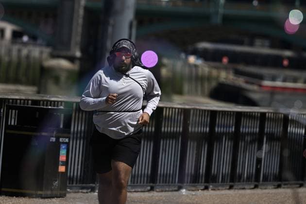 New heatwave hits United Kingdom LONDON, UNITED KINGDOM - JULY 8: A person jogs where people try to cope with the scorching heat by drinking plenty of water, using umbrellas and handheld fans as a new heatwave is expected to push temperatures above 30 degrees Celsius, in London, United Kingdom, on July 8, 2026. Authorities have warned of potential health risks caused by the hot weather. Rasid Necati Aslim Anadolu London United Kingdom. Editorial use only. Please get in touch for any other usage.  Copyright: x2026xAnadoluxRasidxNecatixAslimx