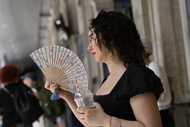 New heatwave hits United Kingdom LONDON, UNITED KINGDOM - JULY 8: People try to cope with the scorching heat by drinking plenty of water, using umbrellas and handheld fans as a new heatwave is expected to push temperatures above 30 degrees Celsius, in London, United Kingdom, on July 8, 2026. Authorities have warned of potential health risks caused by the hot weather. Rasid Necati Aslim Anadolu London United Kingdom. Editorial use only. Please get in touch for any other usage.  Copyright: x2026xAnadoluxRasidxNecatixAslimx