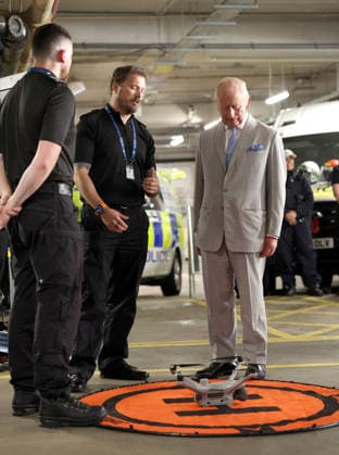 King Charles III Opens Headquarters Of The British Transport Police LONDON, ENGLAND - JULY 08: King Charles III speaks with specialist officers from the drone team for a demonstration of their capabilities during the official opening of the British Transport Police Headquarters on July 08, 2026 in London, England. During the engagement, His Majesty met British Transport Police (BTP) officers and first responders who attended the scene after the Bedford train crash on June 19., Credit:Shane Anthony Sinclair PA ROTA - B68 Avalon United Kingdom, England, London  Copyright: xShanexAnthonyxSinclairx xPAxROTAx-xB68x xAvalonx 1115254750