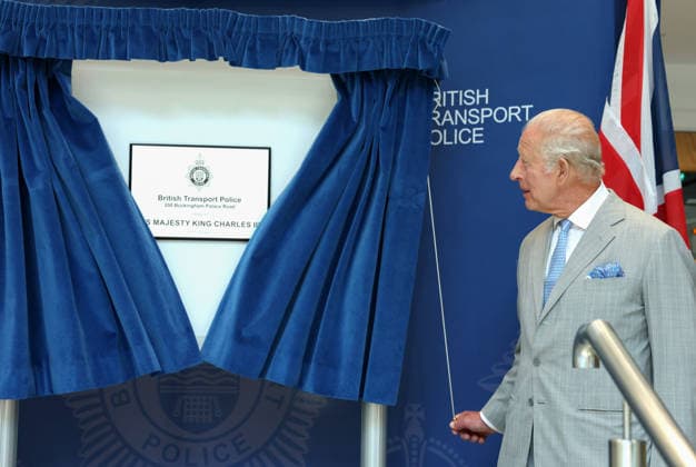King Charles III Opens Headquarters Of The British Transport Police LONDON, ENGLAND - JULY 08: King Charles III unveils a plaque during the official opening of the British Transport Police Headquarters on July 08, 2026 in London, England. During the engagement, His Majesty met British Transport Police (BTP) officers and first responders who attended the scene after the Bedford train crash on June 19., Credit:Shane Anthony Sinclair PA ROTA - B68 Avalon United Kingdom, England, London  Copyright: xShanexAnthonyxSinclairx xPAxROTAx-xB68x xAvalonx 1115254852
