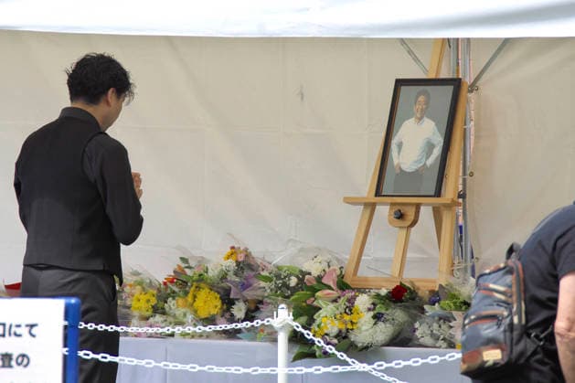 Vier Jahre nach der Ermordung des ehemaligen Premierministers Shinzo Abe, beten Menschen an der Stelle, an der er erschossen wurde. Nara, 08.07.2026 *** Four years after the assassination of former Prime Minister Shinzo Abe, people are praying at the spot where he was shot. Nara, July 8, 2026 Foto:xK.xNarax xFuturexImagex abe_6703