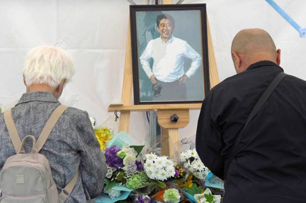 Vier Jahre nach der Ermordung des ehemaligen Premierministers Shinzo Abe, beten Menschen an der Stelle, an der er erschossen wurde. Nara, 08.07.2026 *** Four years after the assassination of former Prime Minister Shinzo Abe, people are praying at the spot where he was shot. Nara, July 8, 2026 Foto:xK.xNarax xFuturexImagex abe_6705
