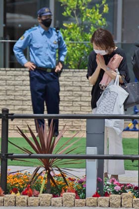 Vier Jahre nach der Ermordung des ehemaligen Premierministers Shinzo Abe, beten Menschen an der Stelle, an der er erschossen wurde. Nara, 08.07.2026 *** Four years after the assassination of former Prime Minister Shinzo Abe, people are praying at the spot where he was shot. Nara, July 8, 2026 Foto:xK.xNarax xFuturexImagex abe_6707
