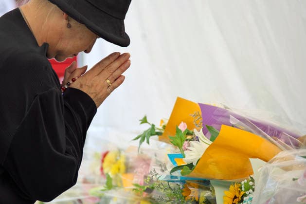 Vier Jahre nach der Ermordung des ehemaligen Premierministers Shinzo Abe, beten Menschen an der Stelle, an der er erschossen wurde. Nara, 08.07.2026 *** Four years after the assassination of former Prime Minister Shinzo Abe, people are praying at the spot where he was shot. Nara, July 8, 2026 Foto:xK.xNarax xFuturexImagex abe_6708
