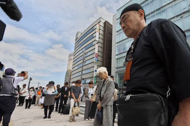 Vier Jahre nach der Ermordung des ehemaligen Premierministers Shinzo Abe, beten Menschen an der Stelle, an der er erschossen wurde. Nara, 08.07.2026 *** Four years after the assassination of former Prime Minister Shinzo Abe, people are praying at the spot where he was shot. Nara, July 8, 2026 Foto:xK.xNarax xFuturexImagex abe_6710