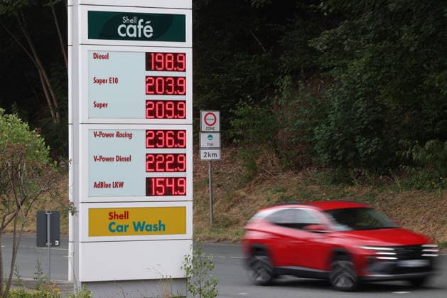 SHELL Tankstelle in Siegen am Nachmittag. Der aktuelle Preis fuer (für) Diesel liegt knapp unter 2 Euro. Super E10 und Super liegen dagegen ueber (über) 2 Euro. Tankstelle, Spritpreise am 08.07.2026 in Siegen Deutschland. *** SHELL gas station in Siegen in the afternoon. The current price for diesel is just under 2 euros, while Super E10 and Super are over 2 euros. Gas station, fuel prices on July 8, 2026, in Siegen, Germany