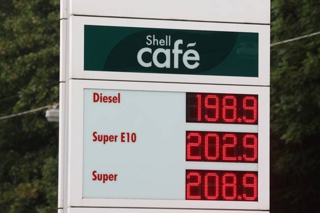 SHELL Tankstelle in Siegen am Nachmittag. Der aktuelle Preis fuer (für) Diesel liegt knapp unter 2 Euro. Super E10 und Super liegen dagegen ueber (über) 2 Euro. Tankstelle, Spritpreise am 08.07.2026 in Siegen Deutschland. *** SHELL gas station in Siegen in the afternoon. The current price for diesel is just under 2 euros, while Super E10 and Super are over 2 euros. Gas station, fuel prices on July 8, 2026, in Siegen, Germany