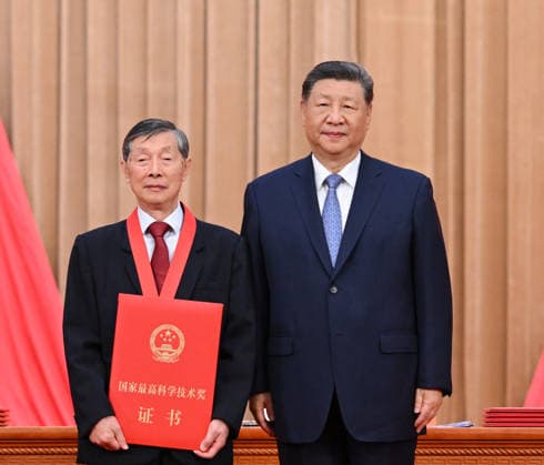 (260708) -- BEIJING, July 8, 2026 -- Chinese President Xi Jinping, also general secretary of the Communist Party of China Central Committee and chairman of the Central Military Commission, presents China s top sci-tech award for the year 2025 to Chen Liquan, a researcher at the Institute of Physics under the Chinese Academy of Sciences (CAS) and a Chinese Academy of Engineering (CAE) academician, at the Great Hall of the People in Beijing, capital of China, July 8, 2026. A meeting bringing together the national science and technology award conference, the general assemblies of the members of the CAS and the CAE, and the 11th national congress of the China Association for Science and Technology was held here on Wednesday. ) CHINA-BEIJING-NA 