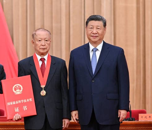 (260708) -- BEIJING, July 8, 2026 -- Chinese President Xi Jinping, also general secretary of the Communist Party of China Central Committee and chairman of the Central Military Commission, presents China s top sci-tech award for the year 2025 to Ben De, a researcher at the China Electronics Technology Group Corporation and a Chinese Academy of Engineering (CAE) academician, at the Great Hall of the People in Beijing, capital of China, July 8, 2026. A meeting bringing together the national science and technology award conference, the general assemblies of the members of the Chinese Academy of Sciences (CAS) and the CAE, and the 11th national congress of the China Association for Science and Technology was held here on Wednesday. ) CHINA-BEI 