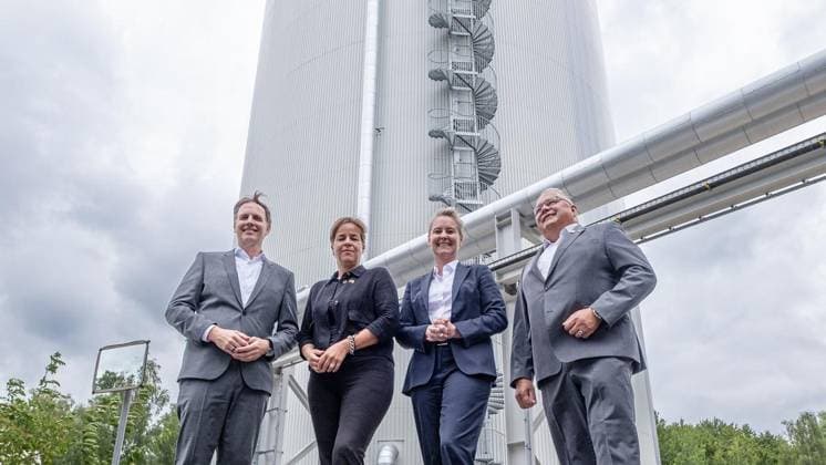 Wärmespeicher der Steag Iqony Group auf Schalke in Gelsenkirchen ** NUR FÜR REDAKTIONELLE ZWECKE ** EDITORIAL USE ONLY **<p>v.l. Gundolf Schweppe CEO der Steag Iqony Group, NRW Wirtschaftsministerin Mona Neubaur, Andrea Henze Oberbürgermeisterin von Gelsenkirchen und Josef Hovenjürgen vor dem Speicher. Einweihung des Wärmespeichers Der Wärmespeicher der Steag Iqony Group auf Schalke geht in Betrieb. Diese XXL-Thermoskanne macht die Fernwärme an der Ruhr sicherer, flexibler und nachhaltiger am Mittwoch, 08. Juli 2026 in Gelsenkirchen.¨ Deutschland NRW Gelsenkirchen Copyright: ChristophxWojtyczka *** Steag Iqony Group’s thermal storage facility in Schalke, Gelsenkirchen ** FOR EDITORIAL PURPOSES ONLY ** EDITORIAL USE ONLY ** p v l G Copyright: ChristophxWojtyczka doc86mne0h4n2910y7n7nun ,EDITORIAL USE ONLY