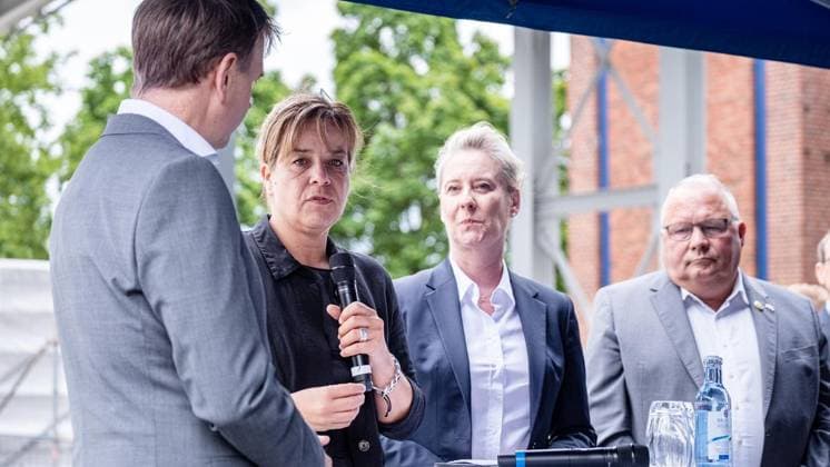 Wärmespeicher der Steag Iqony Group auf Schalke in Gelsenkirchen ** NUR FÜR REDAKTIONELLE ZWECKE ** EDITORIAL USE ONLY **<p>v.l. Gundolf Schweppe CEO der Steag Iqony Group, NRW Wirtschaftsministerin Mona Neubaur, Andrea Henze Oberbürgermeisterin von Gelsenkirchen und Josef Hovenjürgen vor dem Speicher. Einweihung des Wärmespeichers Der Wärmespeicher der Steag Iqony Group auf Schalke geht in Betrieb. Diese XXL-Thermoskanne macht die Fernwärme an der Ruhr sicherer, flexibler und nachhaltiger am Mittwoch, 08. Juli 2026 in Gelsenkirchen.¨ Deutschland NRW Gelsenkirchen Copyright: ChristophxWojtyczka *** Steag Iqony Group’s thermal storage facility in Schalke, Gelsenkirchen ** FOR EDITORIAL PURPOSES ONLY ** EDITORIAL USE ONLY ** p v l G Copyright: ChristophxWojtyczka doc86mne3pdik21fich158h ,EDITORIAL USE ONLY