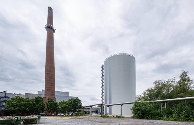 Wärmespeicher der Steag Iqony Group auf Schalke in Gelsenkirchen ** NUR FÜR REDAKTIONELLE ZWECKE ** EDITORIAL USE ONLY **<p>Einweihung des Wärmespeichers Der Wärmespeicher der Steag Iqony Group auf Schalke geht in Betrieb. Diese XXL-Thermoskanne macht die Fernwärme an der Ruhr sicherer, flexibler und nachhaltiger am Mittwoch, 08. Juli 2026 in Gelsenkirchen.¨ Deutschland NRW Gelsenkirchen Copyright: ChristophxWojtyczka *** Steag Iqony Group’s Heat Storage Facility in Schalke, Gelsenkirchen ** FOR EDITORIAL USE ONLY ** EDITORIAL USE ONLY ** p Inauguration of the heat storage facility The Steag Iqony Group’s heat storage facility in Schalke goes into operation This XXL thermos makes district heating in the Ruhr region safer, more flexi Copyright: ChristophxWojtyczka doc86mne1chn1it5l5q158h ,EDITORIAL USE ONLY