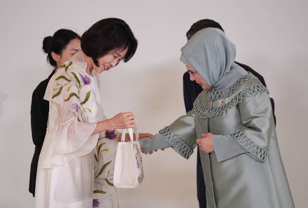 Turkish First Lady Emine Erdogan hosts spouses of leaders ANKARA, TURKIYE - JULY 8: Turkish First Lady Emine Erdogan (R) welcomes Kim Hea Kyung (L), the spouse of South Korean President Lee Jae Myung, who arrived wearing a shawl and carrying a bag made of sof fabric previously gifted to her by Emine Erdogan, as she hosts spouses of heads of state and government attending the 36th NATO Heads of State and Government Summit at Cankaya Mansion in Ankara, Turkiye, on July 8, 2026. Berkan Cetin Anadolu Ankara Turkey. Editorial use only. Please get in touch for any other usage.  Copyright: x2026xAnadoluxBerkanxCetinx