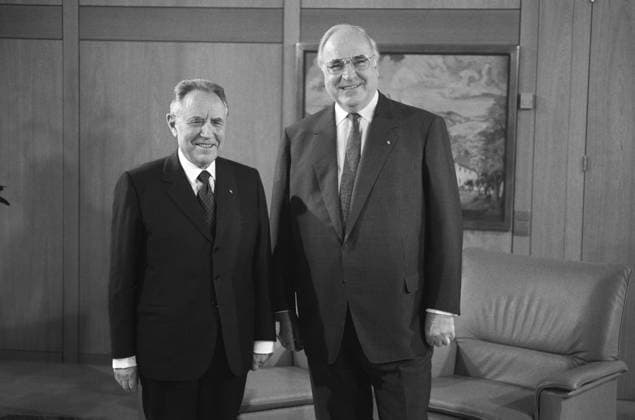Deutschland, Bonn, 22.10.1993 F: 05-42-24 Besuch des italienischen Ministerpraesidenten Foto: Carlo Azeglio Ciampi, Ministerpraesident Italien und Bundeskanzler Helmut Kohl Fuer Ihr Archiv *** Germany, Bonn, 22 10 1993 F 05 42 24 Visit of Italian State Premiers Photo Carlo Azeglio Ciampi, State Premier Italy and Federal Chancellor Helmut Kohl for their Archive