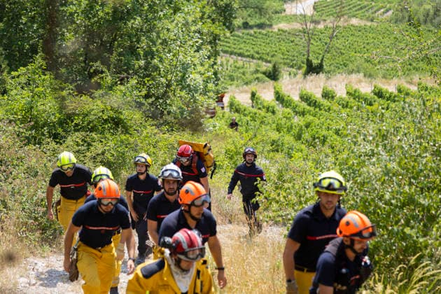 Wildfire Threatens Village Of Aurel - France Firefighters are leaving to secure an area in case of a fire jump from the cliff overlooking them. France, Drome, Aurel, July 8, 2026. A wildfire is currently burning in the Drome region, where it is dangerously approaching the village of Aurel. France, Drome, Aurel, July 8, 2026. Photo by Thibaut Durand ABACAPRESS.COM Aurel Auvergne-Rhone-Alpes France  Copyright: xDurandxThibaut ABACAx