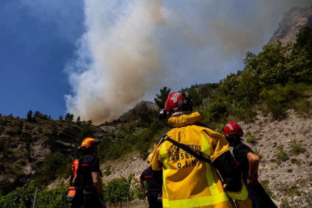 Wildfire Threatens Village Of Aurel - France A huge plume of smoke rises from the wildfire just above a team of firefighters monitoring its progress. A wildfire is currently burning in the Drome region, where it is dangerously approaching the village of Aurel. France, Drome, Aurel, July 8, 2026. Photo by Thibaut Durand ABACAPRESS.COM Aurel Auvergne-Rhone-Alpes France  Copyright: xDurandxThibaut ABACAx