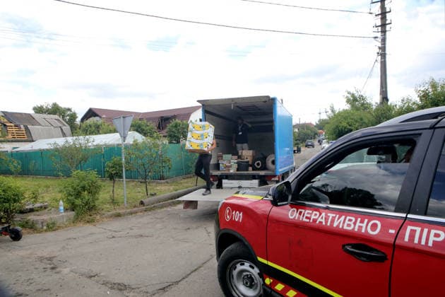 RECORD DATE NOT STATED Aftermath Of Russian Attack In Vyshneve - Ukraine A man carries boxes of food at the site of recovery operations following a combined Russian attack and secondary explosions of explosive ordnance, Vyshneve, Kyiv region, Ukraine, on July 7, 2026. During the night of July 6, Russian forces launched a massive attack on Kyiv and the surrounding region using various types of missiles and attack drones. According to the State Emergency Service of Ukraine, seven people were killed in Vyshneve. Residential development on five streets was completely destroyed, while warehouses and businesses sustained damage. More than 600 local residents were evacuated because of the risk posed by unexploded ordnance Photo by Volodymyr Tarasov Ukrinform ABACAPRESS.  Copyright: xTarasovxVolodymyr Ukrinform ABACAx