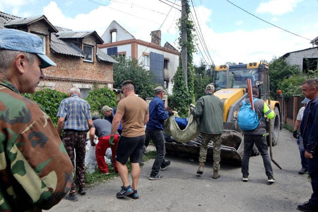 RECORD DATE NOT STATED Aftermath Of Russian Attack In Vyshneve - Ukraine Men clear debris and building rubble following the overnight Russian attack of July 6, Vyshneve, Kyiv region, Ukraine, on July 7, 2026. Russian forces launched a massive attack on Kyiv and the surrounding region using various types of missiles and attack drones. According to the State Emergency Service of Ukraine, seven people were killed in Vyshneve. Residential development on five streets was completely destroyed, while warehouses and businesses sustained damage. More than 600 local residents were evacuated because of the risk posed by unexploded ordnance Photo by Volodymyr Tarasov Ukrinform ABACAPRESS.COM Kyiv region Ukraine  Copyright: xTarasovxVolodymyr Ukrinform ABACAx