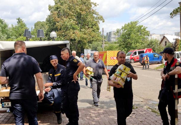 RECORD DATE NOT STATED Aftermath Of Russian Attack In Vyshneve - Ukraine Men carry instant meals at the site of recovery operations following a combined Russian attack and secondary explosions of explosive ordnance, Vyshneve, Kyiv region, Ukraine, on July 7, 2026. During the night of July 6, Russian forces launched a massive attack on Kyiv and the surrounding region using various types of missiles and attack drones. According to the State Emergency Service of Ukraine, seven people were killed in Vyshneve. Residential development on five streets was completely destroyed, while warehouses and businesses sustained damage. More than 600 local residents were evacuated because of the risk posed by unexploded ordnance Photo by Volodymyr Tarasov Ukrinform ABACAPRESS.COM  Copyright: xTarasovxVolodymyr Ukrinform ABACAx