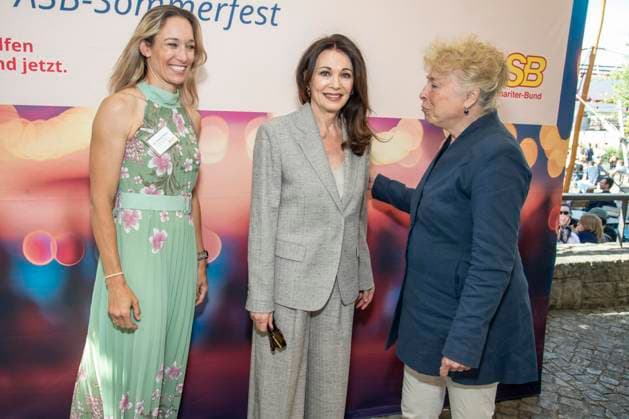 ABB BERBEN- Christine Theiss, Gesine Schwan und Iris Berben zu Gast bei der Verleihung des Annemarie-Renger-Preises an Iris Berben im Restaurant Weltwirtschaft im Haus der Kulturen der Welt in Berlin am 08.07.2026 Berlin Deutschland *** ABB BERBEN Christine Theiss, Gesine Schwan, and Iris Berben attended the presentation of the Annemarie Renger Prize to Iris Berben at the Weltwirtschaft restaurant in the Haus der Kulturen der Welt in Berlin on July 8, 2026, Berlin, Germany
