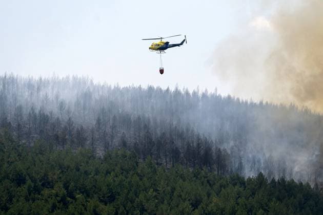 Wildfire burns pine forest in Spain’s Leon LEON, SPAIN - JULY 08: A helicopter drops water over a wildfire that broke out the previous day in Espina de Tremor, reached level 1 on the Potential Severity Index (IGR-1) and threatened more than 30 hectares of forested land in Leon, Spain, on July 8, 2026. Samuel de Roman Anadolu Leon Spain. Editorial use only. Please get in touch for any other usage.  Copyright: x2026xAnadoluxSamuelxdexRomanx