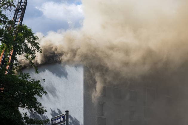 Wohnungsbrand greift auf Dachstuhl über Dach auf 60 mal 10 Metern in Vollbrand Am 08.07.2026 kam es in Frankfurt-Schwanheim gegen 15:50 Uhr zu einem Wohnungsbrand im dritten Obergeschoss eines Mehrfamilienhauses, der noch vor Eintreffen der Feuerwehr auf den Dachstuhl übergriff. Die Berufsfeuerwehr und die Freiwillige Feuerwehr Frankfurt bekämpften den Dachbrand auf einer Fläche von 60 mal 10 Metern mit acht Rohren vom Boden sowie über vier Drehleitern. Aufgrund der Thermik zog der Rauch nicht ab, sondern breitete sich über umliegende Straßen aus, weshalb die Polizei per Lautsprecher zum Schließen von Fenstern und Türen aufrief und zusätzlich über Medien gewarnt wurde. Die Brandwohnung brannte komplett aus und ist nicht mehr