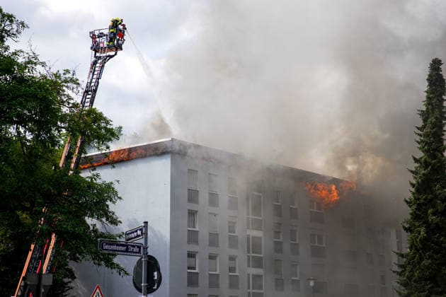 Wohnungsbrand greift auf Dachstuhl über Dach auf 60 mal 10 Metern in Vollbrand Am 08.07.2026 kam es in Frankfurt-Schwanheim gegen 15:50 Uhr zu einem Wohnungsbrand im dritten Obergeschoss eines Mehrfamilienhauses, der noch vor Eintreffen der Feuerwehr auf den Dachstuhl übergriff. Die Berufsfeuerwehr und die Freiwillige Feuerwehr Frankfurt bekämpften den Dachbrand auf einer Fläche von 60 mal 10 Metern mit acht Rohren vom Boden sowie über vier Drehleitern. Aufgrund der Thermik zog der Rauch nicht ab, sondern breitete sich über umliegende Straßen aus, weshalb die Polizei per Lautsprecher zum Schließen von Fenstern und Türen aufrief und zusätzlich über Medien gewarnt wurde. Die Brandwohnung brannte komplett aus und ist nicht mehr