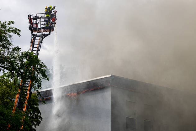 Wohnungsbrand greift auf Dachstuhl über Dach auf 60 mal 10 Metern in Vollbrand Am 08.07.2026 kam es in Frankfurt-Schwanheim gegen 15:50 Uhr zu einem Wohnungsbrand im dritten Obergeschoss eines Mehrfamilienhauses, der noch vor Eintreffen der Feuerwehr auf den Dachstuhl übergriff. Die Berufsfeuerwehr und die Freiwillige Feuerwehr Frankfurt bekämpften den Dachbrand auf einer Fläche von 60 mal 10 Metern mit acht Rohren vom Boden sowie über vier Drehleitern. Aufgrund der Thermik zog der Rauch nicht ab, sondern breitete sich über umliegende Straßen aus, weshalb die Polizei per Lautsprecher zum Schließen von Fenstern und Türen aufrief und zusätzlich über Medien gewarnt wurde. Die Brandwohnung brannte komplett aus und ist nicht mehr