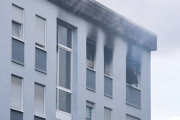Wohnungsbrand greift auf Dachstuhl über Dach auf 60 mal 10 Metern in Vollbrand Am 08.07.2026 kam es in Frankfurt-Schwanheim gegen 15:50 Uhr zu einem Wohnungsbrand im dritten Obergeschoss eines Mehrfamilienhauses, der noch vor Eintreffen der Feuerwehr auf den Dachstuhl übergriff. Die Berufsfeuerwehr und die Freiwillige Feuerwehr Frankfurt bekämpften den Dachbrand auf einer Fläche von 60 mal 10 Metern mit acht Rohren vom Boden sowie über vier Drehleitern. Aufgrund der Thermik zog der Rauch nicht ab, sondern breitete sich über umliegende Straßen aus, weshalb die Polizei per Lautsprecher zum Schließen von Fenstern und Türen aufrief und zusätzlich über Medien gewarnt wurde. Die Brandwohnung brannte komplett aus und ist nicht mehr