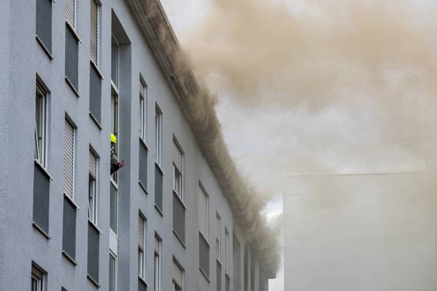 Wohnungsbrand greift auf Dachstuhl über Dach auf 60 mal 10 Metern in Vollbrand Am 08.07.2026 kam es in Frankfurt-Schwanheim gegen 15:50 Uhr zu einem Wohnungsbrand im dritten Obergeschoss eines Mehrfamilienhauses, der noch vor Eintreffen der Feuerwehr auf den Dachstuhl übergriff. Die Berufsfeuerwehr und die Freiwillige Feuerwehr Frankfurt bekämpften den Dachbrand auf einer Fläche von 60 mal 10 Metern mit acht Rohren vom Boden sowie über vier Drehleitern. Aufgrund der Thermik zog der Rauch nicht ab, sondern breitete sich über umliegende Straßen aus, weshalb die Polizei per Lautsprecher zum Schließen von Fenstern und Türen aufrief und zusätzlich über Medien gewarnt wurde. Die Brandwohnung brannte komplett aus und ist nicht mehr