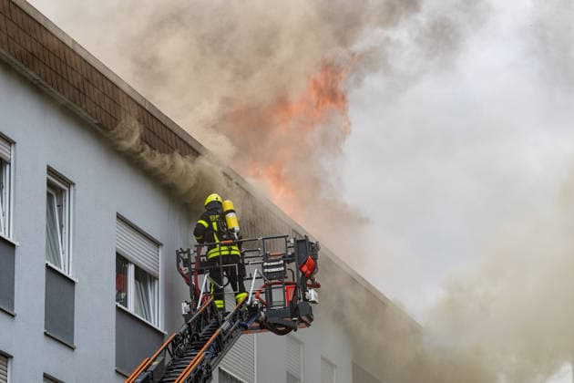 Wohnungsbrand greift auf Dachstuhl über Dach auf 60 mal 10 Metern in Vollbrand Am 08.07.2026 kam es in Frankfurt-Schwanheim gegen 15:50 Uhr zu einem Wohnungsbrand im dritten Obergeschoss eines Mehrfamilienhauses, der noch vor Eintreffen der Feuerwehr auf den Dachstuhl übergriff. Die Berufsfeuerwehr und die Freiwillige Feuerwehr Frankfurt bekämpften den Dachbrand auf einer Fläche von 60 mal 10 Metern mit acht Rohren vom Boden sowie über vier Drehleitern. Aufgrund der Thermik zog der Rauch nicht ab, sondern breitete sich über umliegende Straßen aus, weshalb die Polizei per Lautsprecher zum Schließen von Fenstern und Türen aufrief und zusätzlich über Medien gewarnt wurde. Die Brandwohnung brannte komplett aus und ist nicht mehr
