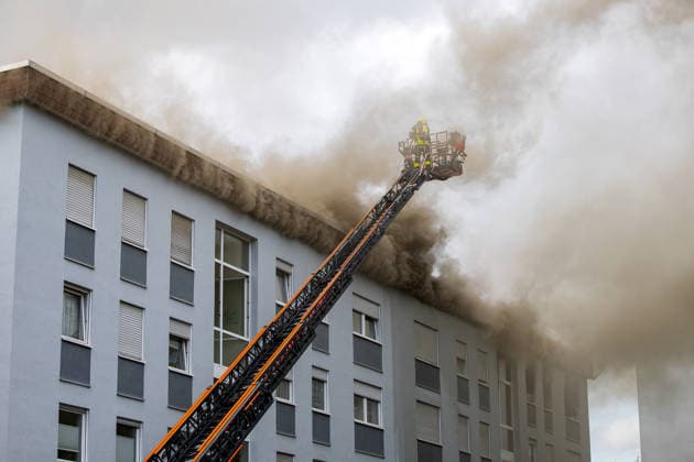 Wohnungsbrand greift auf Dachstuhl über Dach auf 60 mal 10 Metern in Vollbrand Am 08.07.2026 kam es in Frankfurt-Schwanheim gegen 15:50 Uhr zu einem Wohnungsbrand im dritten Obergeschoss eines Mehrfamilienhauses, der noch vor Eintreffen der Feuerwehr auf den Dachstuhl übergriff. Die Berufsfeuerwehr und die Freiwillige Feuerwehr Frankfurt bekämpften den Dachbrand auf einer Fläche von 60 mal 10 Metern mit acht Rohren vom Boden sowie über vier Drehleitern. Aufgrund der Thermik zog der Rauch nicht ab, sondern breitete sich über umliegende Straßen aus, weshalb die Polizei per Lautsprecher zum Schließen von Fenstern und Türen aufrief und zusätzlich über Medien gewarnt wurde. Die Brandwohnung brannte komplett aus und ist nicht mehr