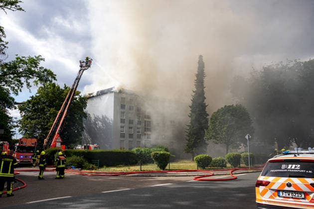 Wohnungsbrand greift auf Dachstuhl über Dach auf 60 mal 10 Metern in Vollbrand Am 08.07.2026 kam es in Frankfurt-Schwanheim gegen 15:50 Uhr zu einem Wohnungsbrand im dritten Obergeschoss eines Mehrfamilienhauses, der noch vor Eintreffen der Feuerwehr auf den Dachstuhl übergriff. Die Berufsfeuerwehr und die Freiwillige Feuerwehr Frankfurt bekämpften den Dachbrand auf einer Fläche von 60 mal 10 Metern mit acht Rohren vom Boden sowie über vier Drehleitern. Aufgrund der Thermik zog der Rauch nicht ab, sondern breitete sich über umliegende Straßen aus, weshalb die Polizei per Lautsprecher zum Schließen von Fenstern und Türen aufrief und zusätzlich über Medien gewarnt wurde. Die Brandwohnung brannte komplett aus und ist nicht mehr