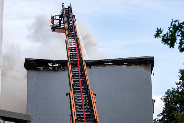 Wohnungsbrand greift auf Dachstuhl über Dach auf 60 mal 10 Metern in Vollbrand Am 08.07.2026 kam es in Frankfurt-Schwanheim gegen 15:50 Uhr zu einem Wohnungsbrand im dritten Obergeschoss eines Mehrfamilienhauses, der noch vor Eintreffen der Feuerwehr auf den Dachstuhl übergriff. Die Berufsfeuerwehr und die Freiwillige Feuerwehr Frankfurt bekämpften den Dachbrand auf einer Fläche von 60 mal 10 Metern mit acht Rohren vom Boden sowie über vier Drehleitern. Aufgrund der Thermik zog der Rauch nicht ab, sondern breitete sich über umliegende Straßen aus, weshalb die Polizei per Lautsprecher zum Schließen von Fenstern und Türen aufrief und zusätzlich über Medien gewarnt wurde. Die Brandwohnung brannte komplett aus und ist nicht mehr
