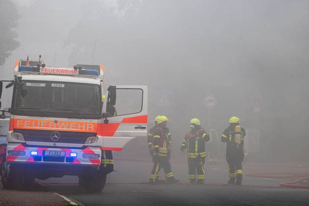 Wohnungsbrand greift auf Dachstuhl über Dach auf 60 mal 10 Metern in Vollbrand Am 08.07.2026 kam es in Frankfurt-Schwanheim gegen 15:50 Uhr zu einem Wohnungsbrand im dritten Obergeschoss eines Mehrfamilienhauses, der noch vor Eintreffen der Feuerwehr auf den Dachstuhl übergriff. Die Berufsfeuerwehr und die Freiwillige Feuerwehr Frankfurt bekämpften den Dachbrand auf einer Fläche von 60 mal 10 Metern mit acht Rohren vom Boden sowie über vier Drehleitern. Aufgrund der Thermik zog der Rauch nicht ab, sondern breitete sich über umliegende Straßen aus, weshalb die Polizei per Lautsprecher zum Schließen von Fenstern und Türen aufrief und zusätzlich über Medien gewarnt wurde. Die Brandwohnung brannte komplett aus und ist nicht mehr