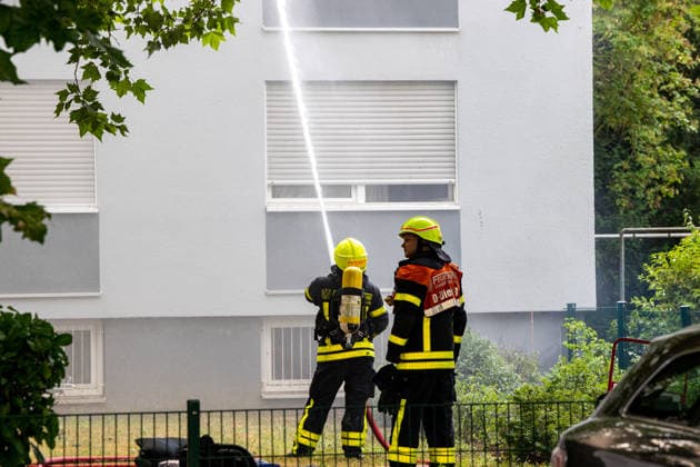 Wohnungsbrand greift auf Dachstuhl über Dach auf 60 mal 10 Metern in Vollbrand Am 08.07.2026 kam es in Frankfurt-Schwanheim gegen 15:50 Uhr zu einem Wohnungsbrand im dritten Obergeschoss eines Mehrfamilienhauses, der noch vor Eintreffen der Feuerwehr auf den Dachstuhl übergriff. Die Berufsfeuerwehr und die Freiwillige Feuerwehr Frankfurt bekämpften den Dachbrand auf einer Fläche von 60 mal 10 Metern mit acht Rohren vom Boden sowie über vier Drehleitern. Aufgrund der Thermik zog der Rauch nicht ab, sondern breitete sich über umliegende Straßen aus, weshalb die Polizei per Lautsprecher zum Schließen von Fenstern und Türen aufrief und zusätzlich über Medien gewarnt wurde. Die Brandwohnung brannte komplett aus und ist nicht mehr